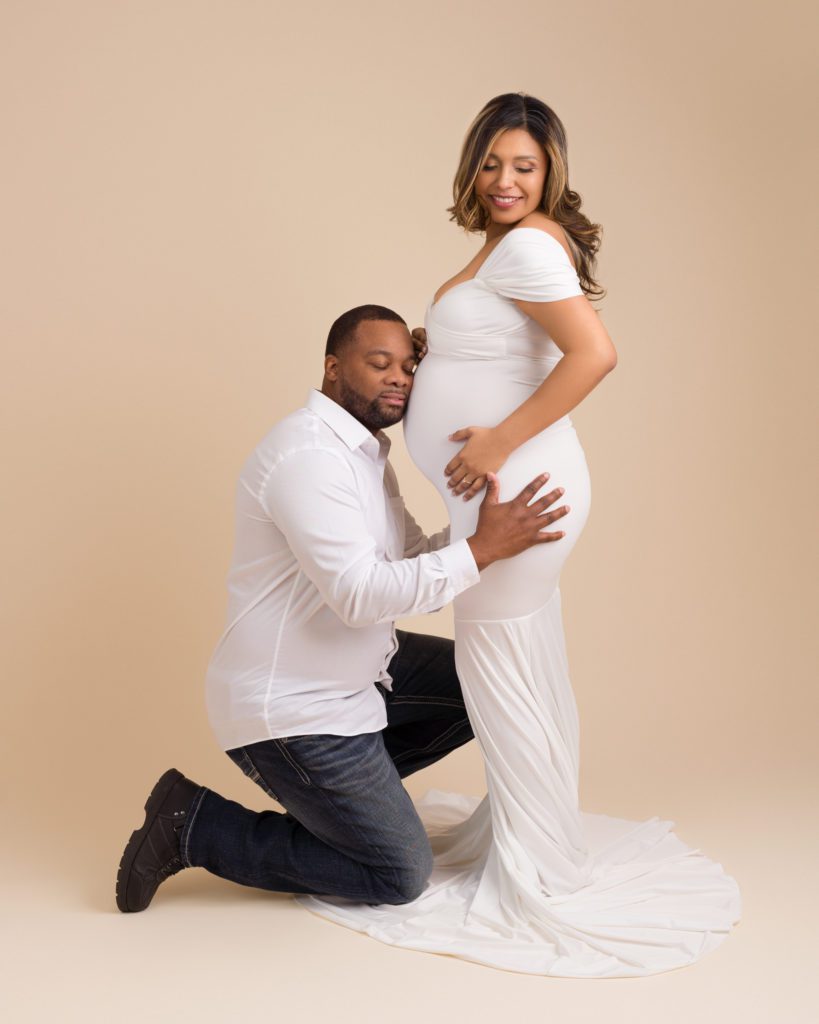 Studio maternity with white dress and husband